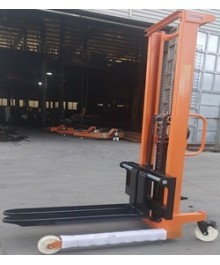 Xe nâng tay cao có 4 bánh lớn di chuyển trên nền đất gồ ghề và leo dốc nâng 1000kg 1.6M