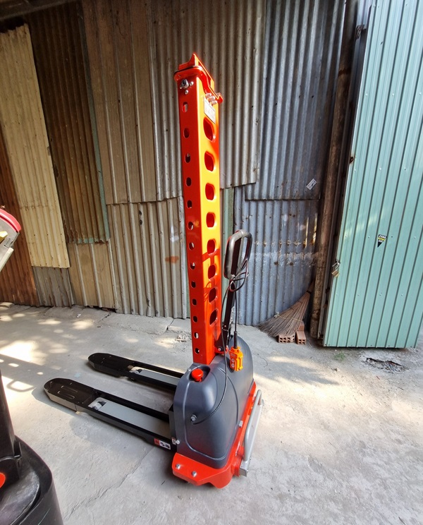 xe nâng bấn tự động điện tự leo 500kg