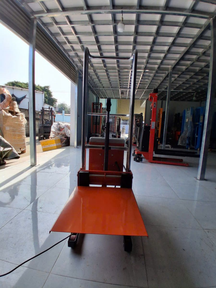 xe nâng điện bán tự động