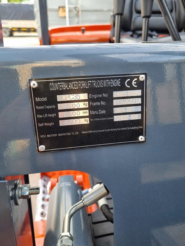 xe nâng động cơ chạy dầu 3500kg