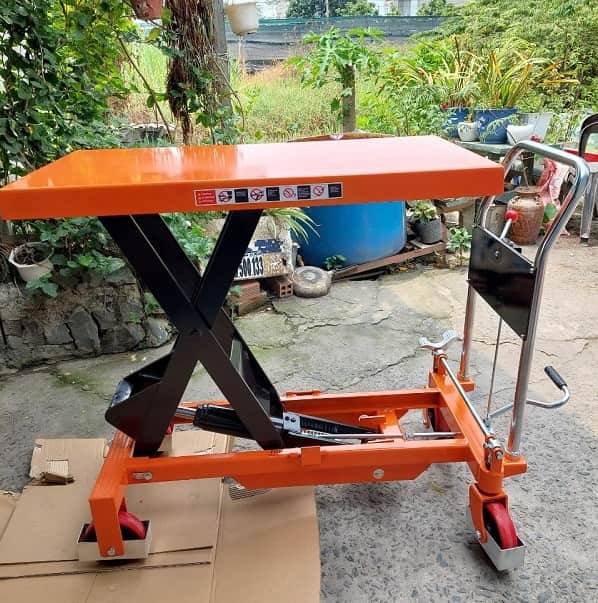xe nâng mặt bàn vặn xả