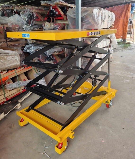 xe nâng mặt bàn cao 3 mét