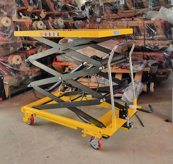 xe nâng mặt bàn 500kg cao 3m