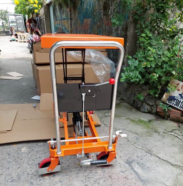 xe nâng mặt bàn tay vặn xả